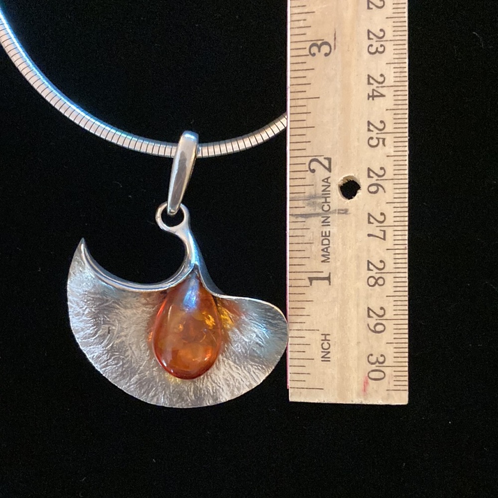 Amber and silver necklace - Picture 3 of 10